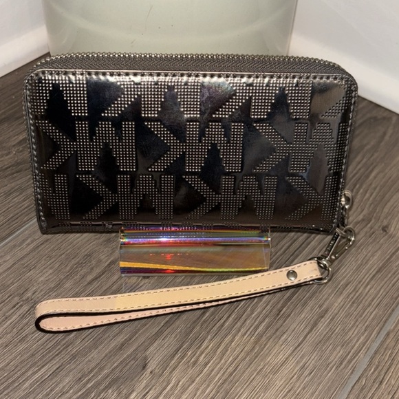 Michael Kors Mirrored Metallic Grey Wallet Wristlet - Picture 2 of 4